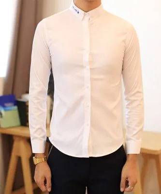 Chemise cintrée pour homme avec broderie au col manches longues