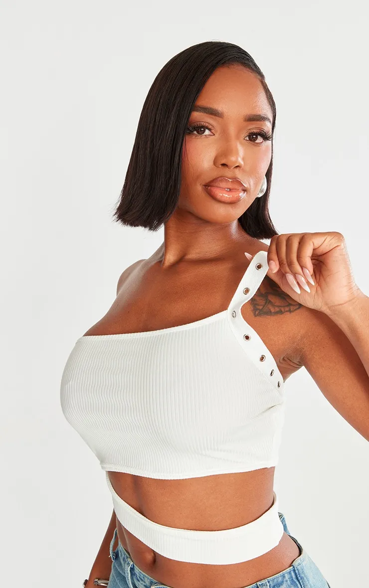 Shape Crop top blanc côtelé découpé à bretelle à clous